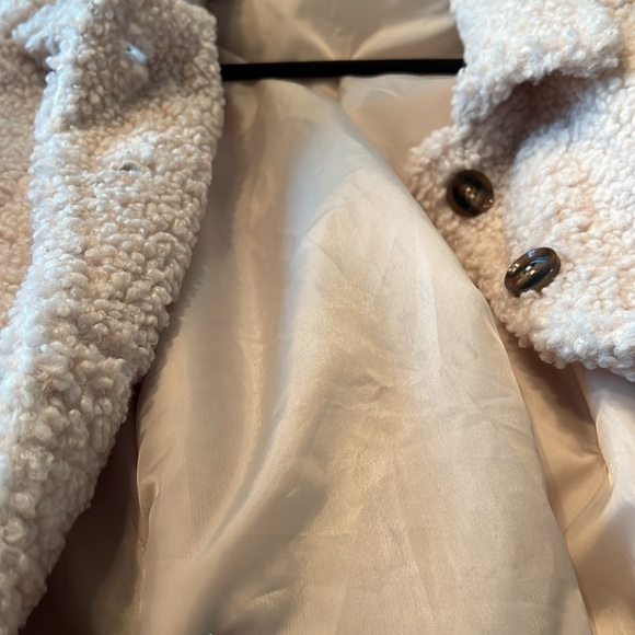 Shinestar Sherpa cream trench coat w lining, tortoise shell buttons. Belt - Picture 9 of 12